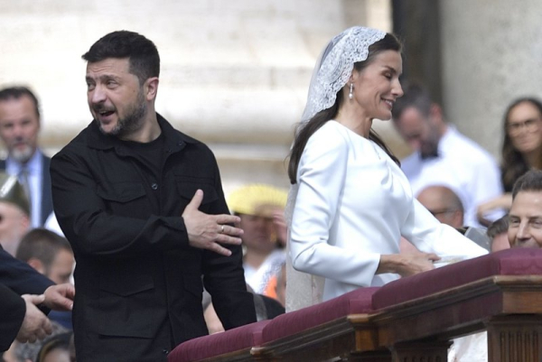 Zelensky, Vance meet against backdrop of first papal mass