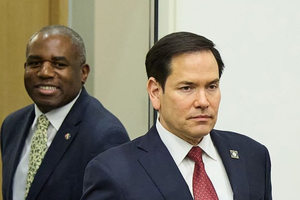 Britain, U.S. warn Iran against Strait of Hormuz blockade