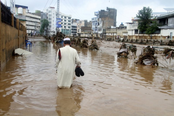 Flash floods kill almost 200 in Pakistan, Kashmir