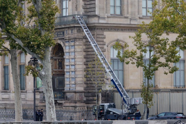 French police make 5 further arrests in Louvre heist of crown jewels French police make 5 further arrests in Louvre heist of crown jewels