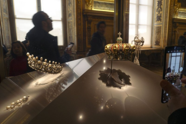 Paris prosecutors announce arrests in Louvre Museum heist