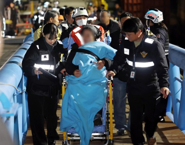 All 267 people rescued after ferry runs aground off Korea's southwestern coast