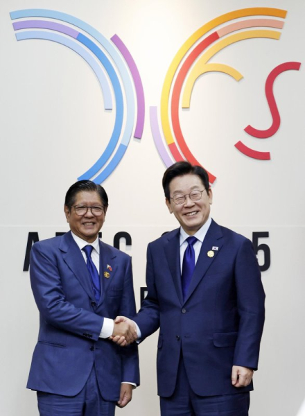 [APEC 2025] Lee, Philippine president discuss bolstering ties