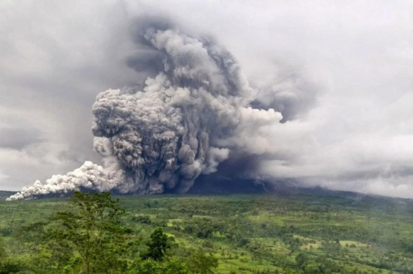 Indonesian eruption forces evacuation, threatens air traffic