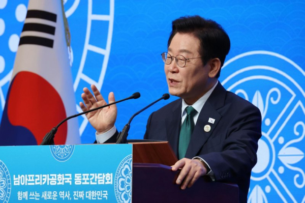 Lee says S. Korea's ultimate goal is reunification with N. Korea