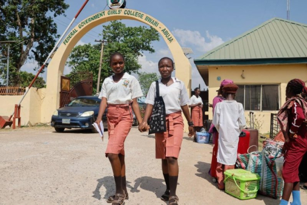 More than 300 kidnapped from Nigerian school, revised report says More than 300 kidnapped from Nigerian school, revised report says