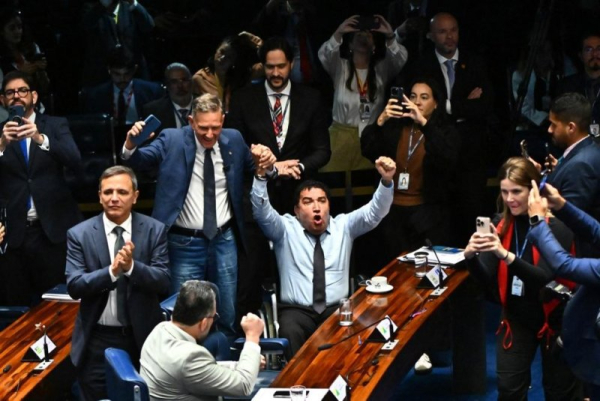 Brazil Senate OKs bill that could cut Bolsonaro sentence; veto promised Brazil Senate OKs bill that could cut Bolsonaro sentence; veto promised