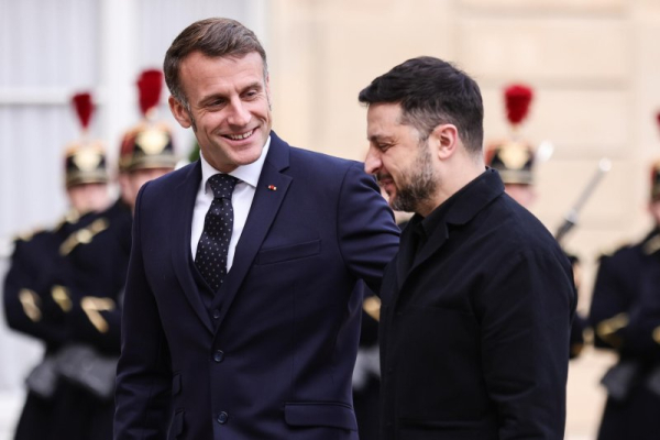 Zelensky meets with Macron in Paris on peace plan