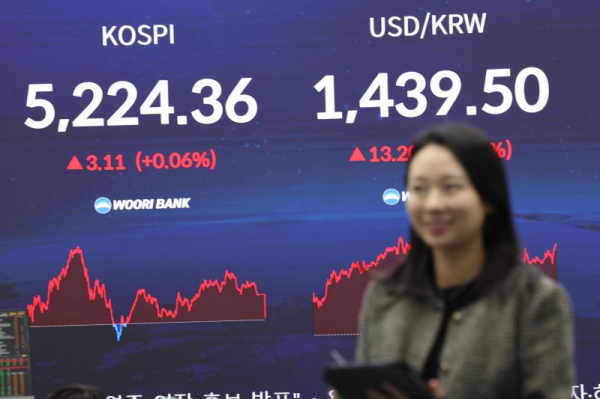 Seoul stocks renew record high on AI confidence amid U.S. tariff woes Seoul stocks renew record high on AI confidence amid U.S. tariff woes
