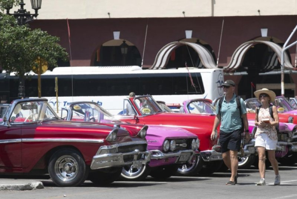 Historic tourism slump deepens Cuba's crisis