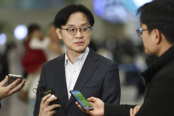 Korea-U.S. tariff talks stall as automakers speed U.S. investment Korea-U.S. tariff talks stall as automakers speed U.S. investment