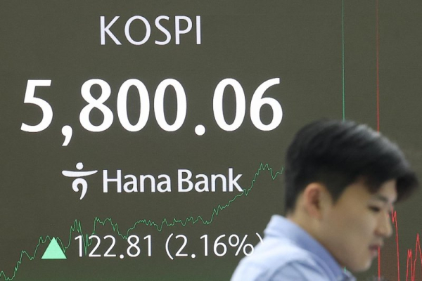 Seoul stocks again end at record high of above 5,800 despite global uncertainties Seoul stocks again end at record high of above 5,800 despite global uncertainties