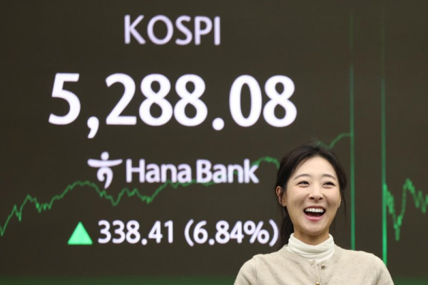 Seoul stocks soar nearly 7 pct to fresh high on bargain hunting Seoul stocks soar nearly 7 pct to fresh high on bargain hunting