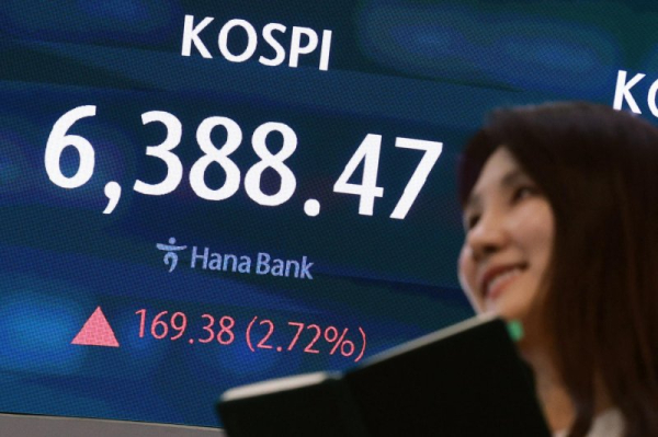 KOSPI sets record peak amid hopes of peace talks, tech rally