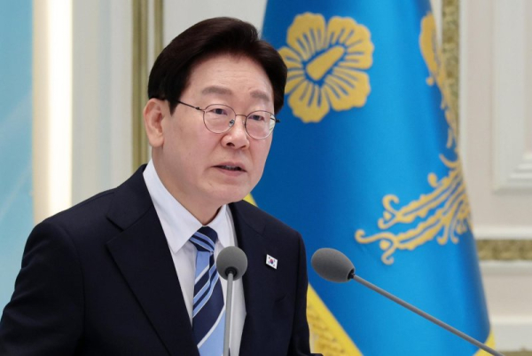 Lee hails S. Korean oil tanker exiting Red Sea