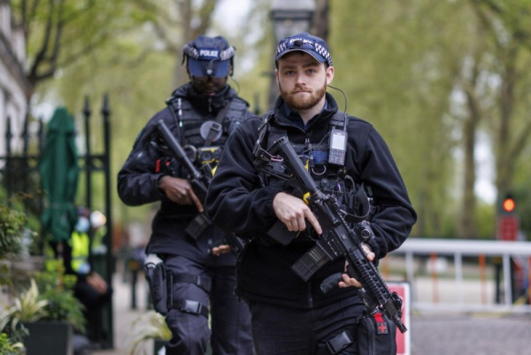 Police lock down Kensington Gardens in London over drone threat