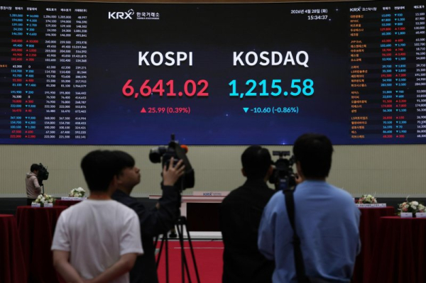 Seoul stocks again at fresh peak ahead of U.S. big tech earnings