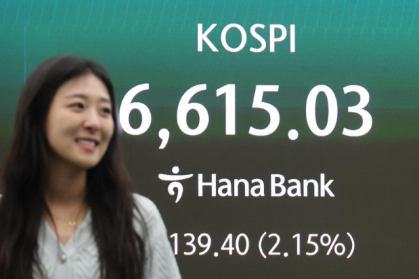 Seoul stocks close at a new record high amid AI-led tech rally