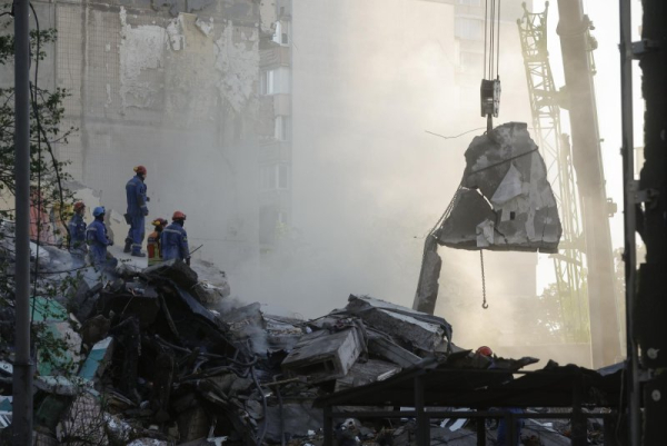 At least 5 killed in Kyiv after Russia launches large-scale strikes