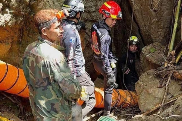 Cave divers scramble to rescue 7 people trapped in underground in Laos Cave divers scramble to rescue 7 people trapped in underground in Laos