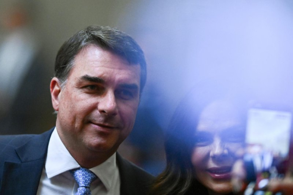 Flávio Bolsonaro seeks campaign boost with Trump meeting Flávio Bolsonaro seeks campaign boost with Trump meeting