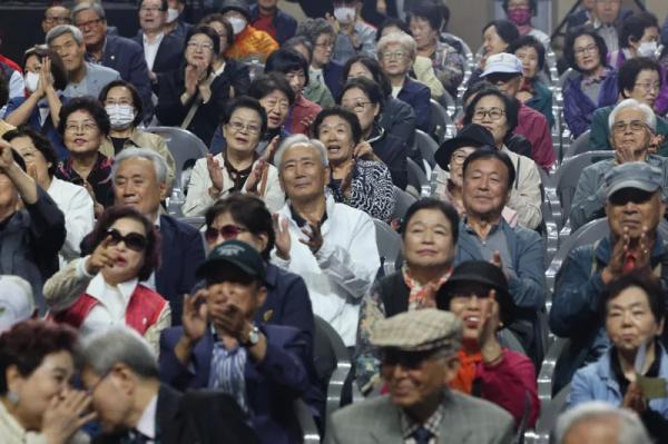 Majority of S. Koreans back raising senior age to 70: poll