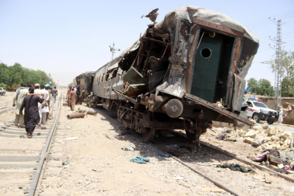 Pakistan bombing kills 14, derails train Pakistan bombing kills 14, derails train