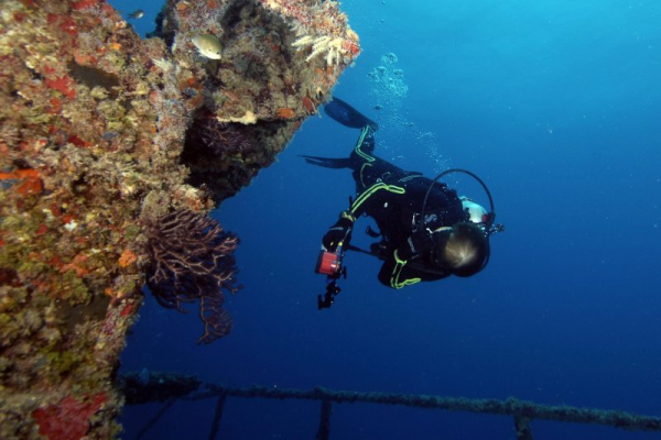 Rescue diver dies while recovering bodies of Italian scuba divers Rescue diver dies while recovering bodies of Italian scuba divers