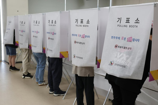 S. Korea kicks off 2-day early voting for June 3 local elections S. Korea kicks off 2-day early voting for June 3 local elections