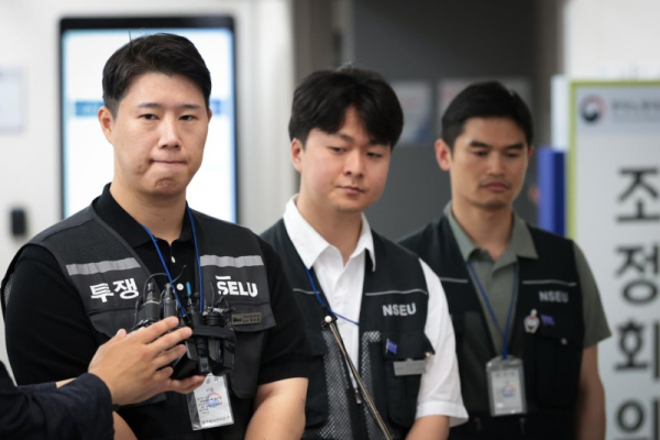 Samsung, union resume last-minute talks mediated by labor minister Samsung, union resume last-minute talks mediated by labor minister
