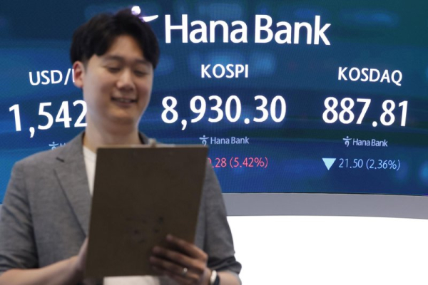 KOSPI spikes over 5 pct, briefly topping 9,000 level again on chip rally after Micron earnings