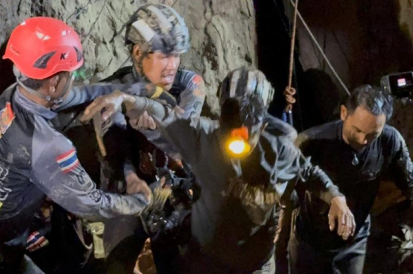 Laos rescuers heard 'knocking sound' searching cave for lost villagers Laos rescuers heard 'knocking sound' searching cave for lost villagers
