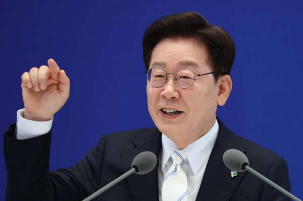 Lee reiterates need to halt N.K.'s nuclear, missile buildup as 'realistic' short-term goal Lee reiterates need to halt N.K.'s nuclear, missile buildup as 'realistic' short-term goal
