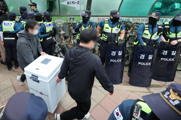 Police secure ballot boxes from Seoul polling station after dispersing protesters