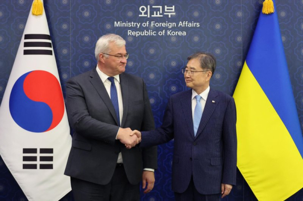 S. Korean, Ukrainian FMs hold talks on bilateral ties, N. Korean POWs
