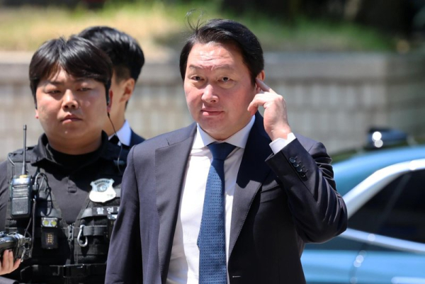 SK Group chief, ex-wife fail to reach agreement in court mediation for asset division SK Group chief, ex-wife fail to reach agreement in court mediation for asset division